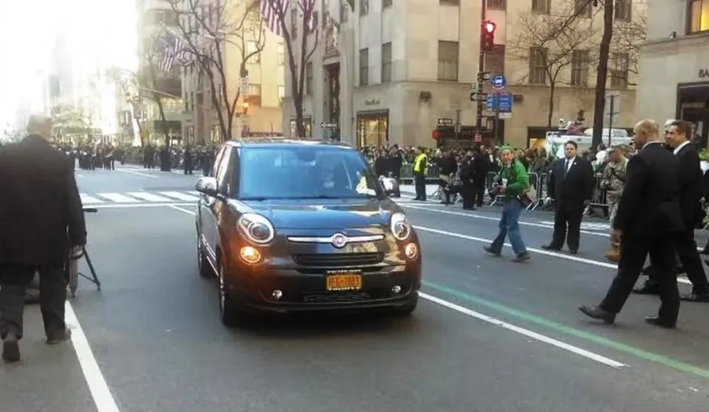 El modelo del vehículo utilizado por Francisco es un Fiat 500 Lounge