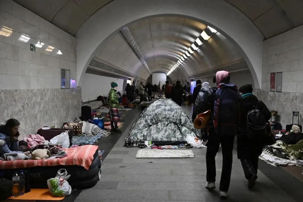 Civiles ucranianos descansan en una estación de metro que funciona como refugio ante los ataques rusos.