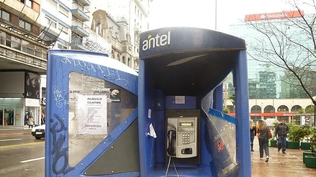 Teléfono público en Plaza del Entrevero, Montevideo, año 2012.