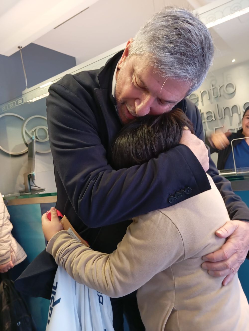 Alejandro Balbi y Erik, el hincha de Nacional al que le regaló una camiseta de Juan Izquierdo