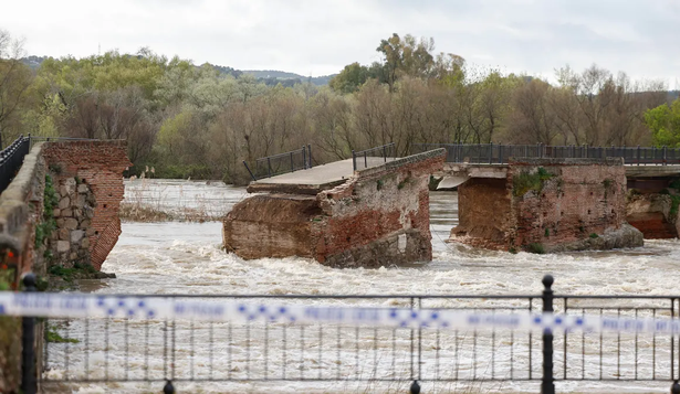 El derrumbe del puente romano de Talavera de la Reina, junto al río Tajo.