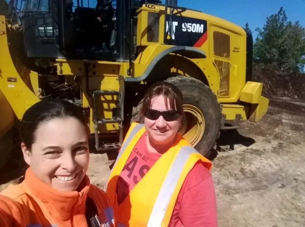 Paola y Ana en la planta en la que trabajan, en Tacaurembó