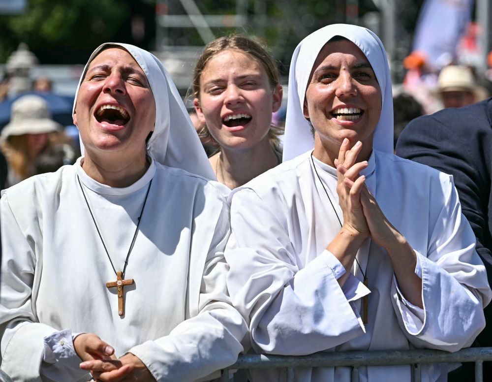 Las monjas reaccionan tras la Santa Misa oficiada por el Papa León XIV en la Plaza de Cibeles de Madrid el 7 de junio de 2026. Las monjas reaccionan tras la Santa Misa oficiada por el Papa León XIV en la Plaza de Cibeles de Madrid el 7 de junio de 2026.