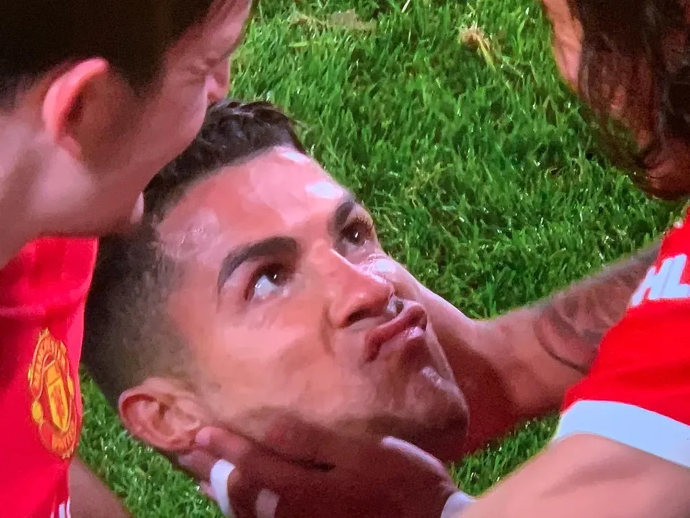 Cristian Ronaldo festeja su gol ante el saludo de Edinson Cavani