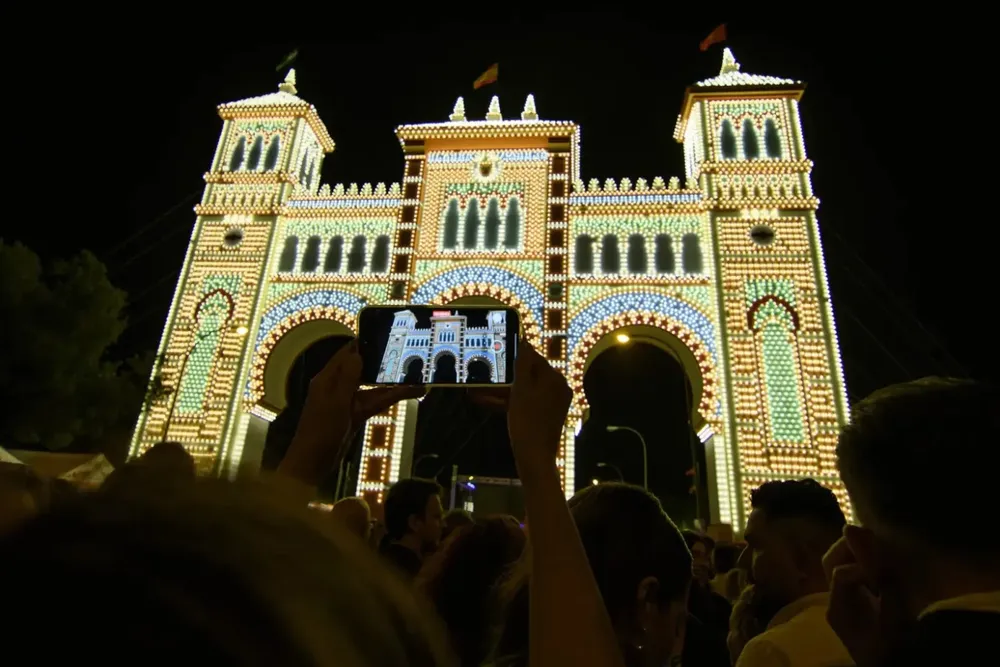 Encendido de la portada del Real de la Feria de Abril de Sevilla que ha tenido lugar esta media noche dando comienzo una semana de celebración en la capital andaluza.