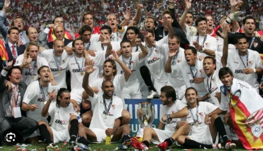 Todo el plantel de Sevilla celebrando haber ganado la Supercopa Europea; Javier Chevantón aparece entre los parados del centro, comenzando desde la izquierda