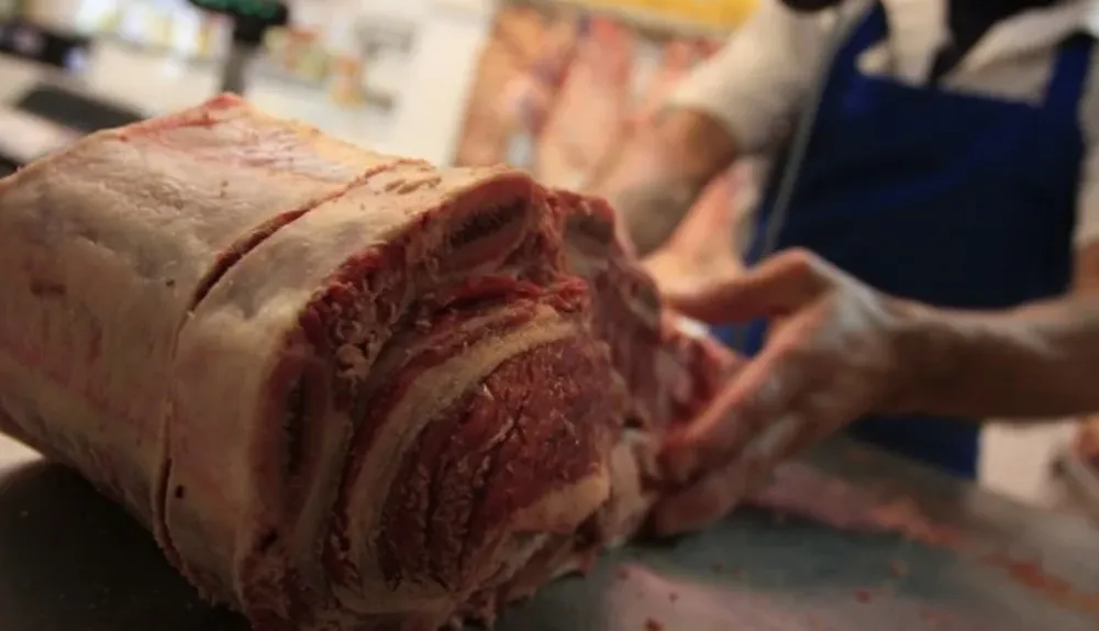 El precio de la carne al consumo local subio entre $ 2 y $ 3 el kilo de la media res