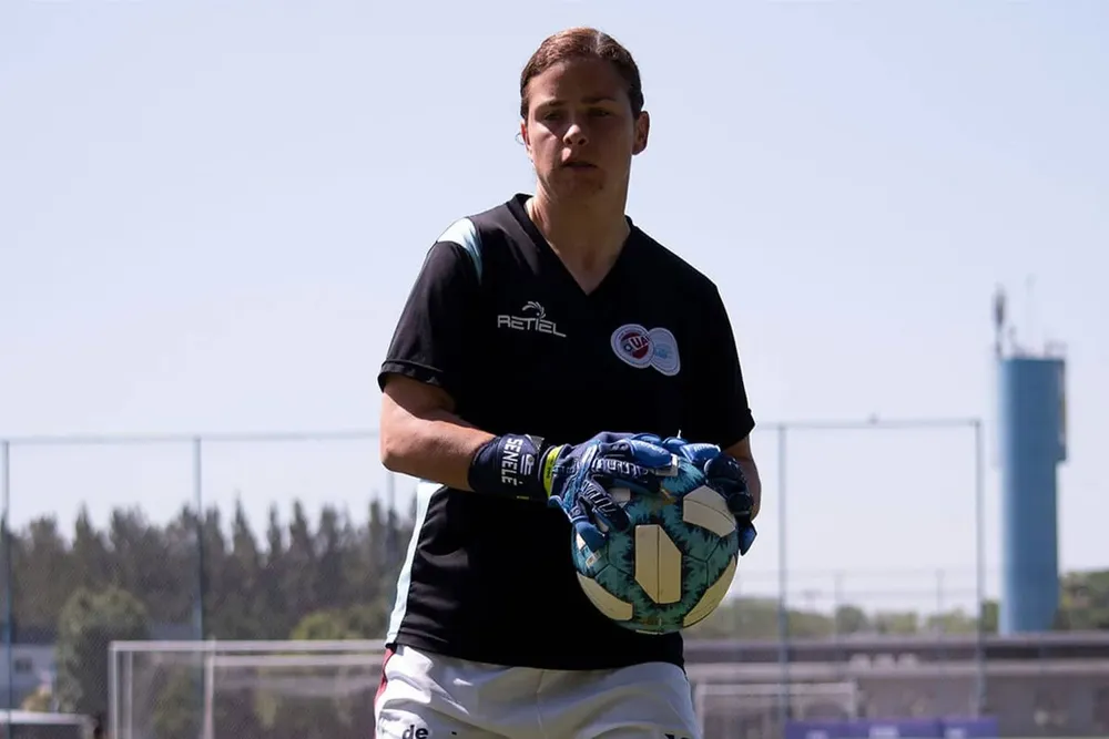 Sofía Olivera con la camiseta de UAI Urquiza del fútbol argentino