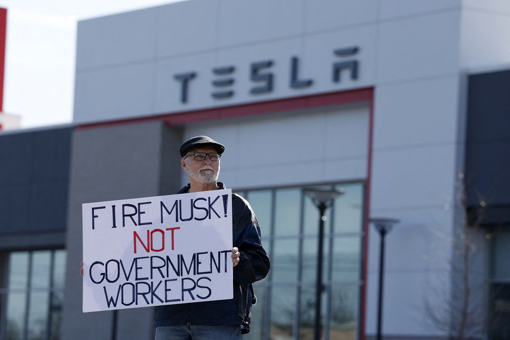 Protesta contra Musk en un concesionario Tesla en Michigan