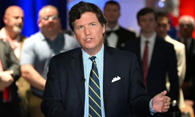 Sus críticos acusan a Carlson de apoyar ideas racistas y de propagar desinformaciones durante su programa