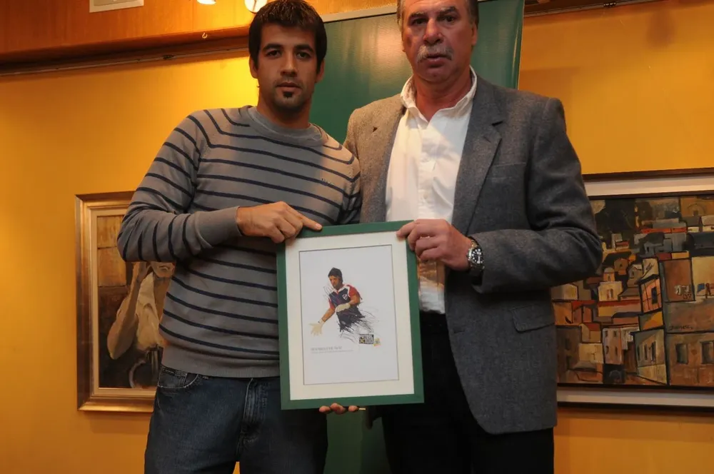 Rodolfo Rodríguez entrega el premio a Rodrigo Muñoz en Fútbolx100 de 2009-2010