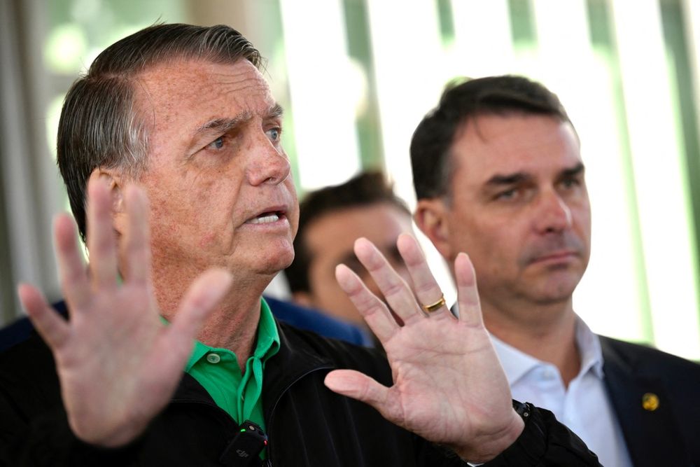 Jair Bolsonaro junto a su hijo Flavio Bolsonaro
