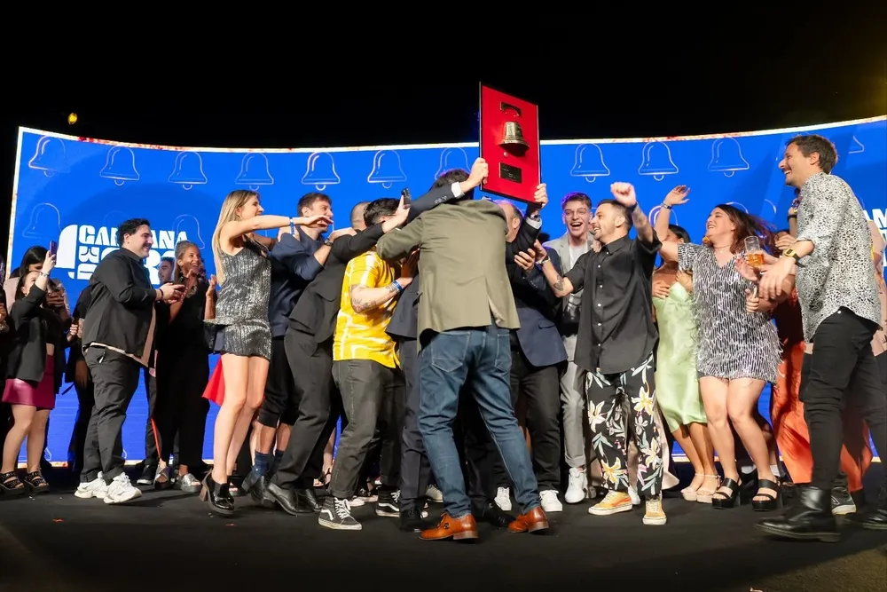 El festejo de los ganadores a la Agencia del Año, en la Campana de Oro 2023.