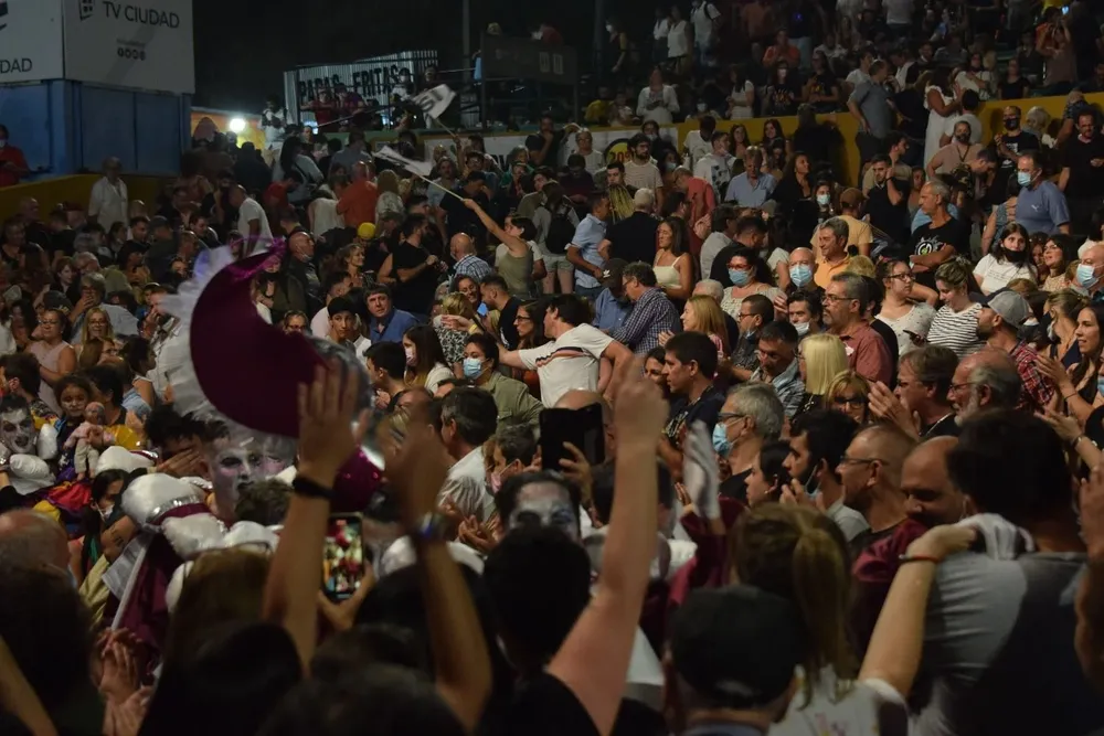 Volvieron las bajadas de los conjuntos a las plateas del Ramón Collazo.