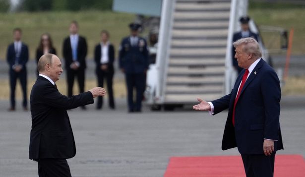 El momento del encuentro entre Trump y Putin en Alaska, minutos antes del inicio de la reunión.