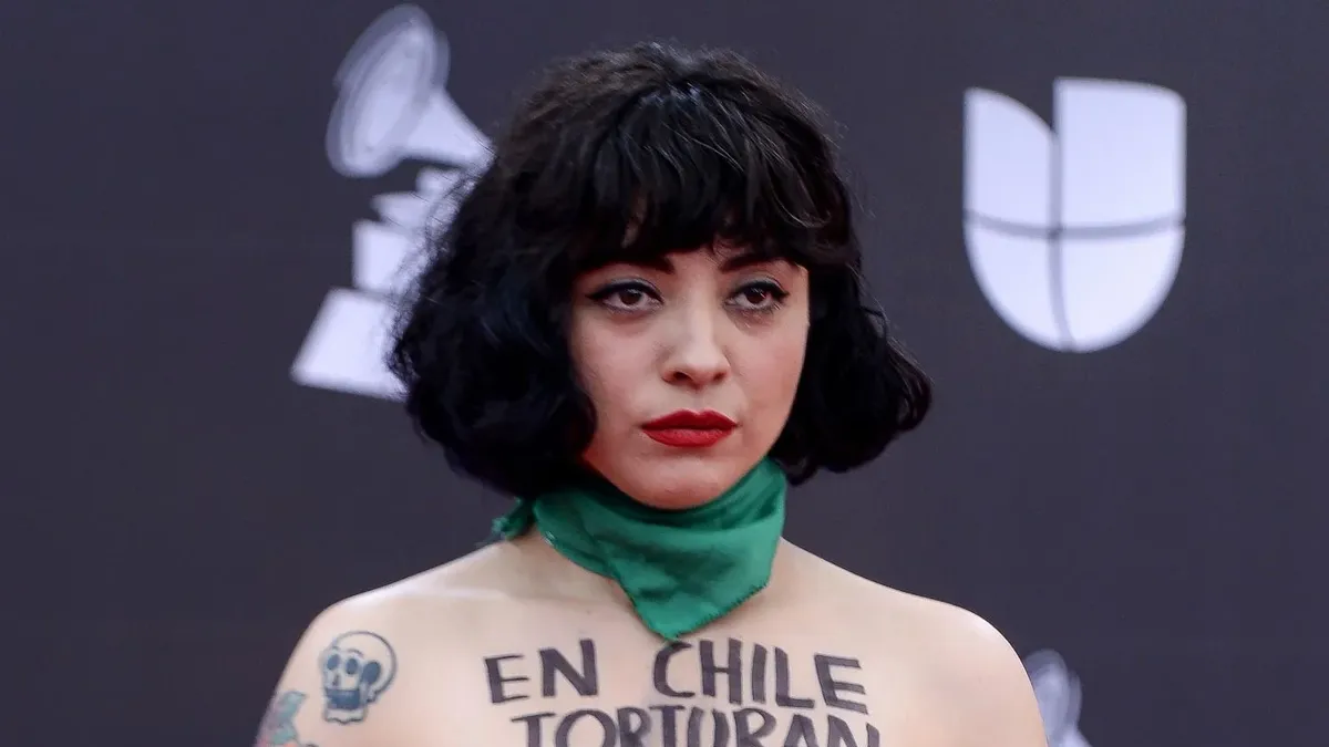 Torturan, violan y matan: el desnudo de Mon Laferte contra la violencia en  Chile