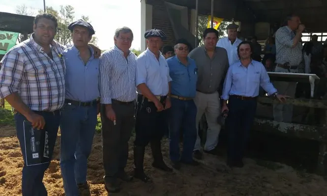 Los principales de la cabaña con integrantes de los escritorios rematadores