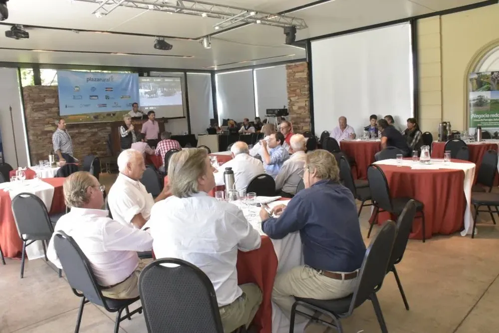 El remate transcurre en el hotel Cottage, con tramisión en vivo por televisión en internet