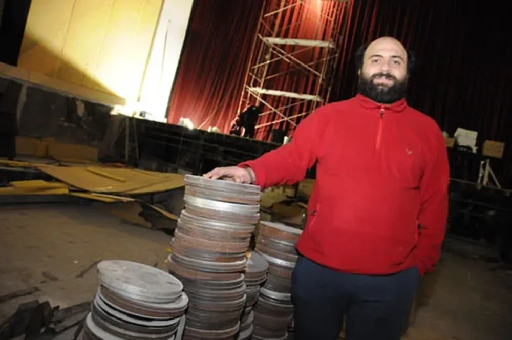 Daián posa con las latas mientras su sueño se va materializando de a poco, rumbo a diciembre