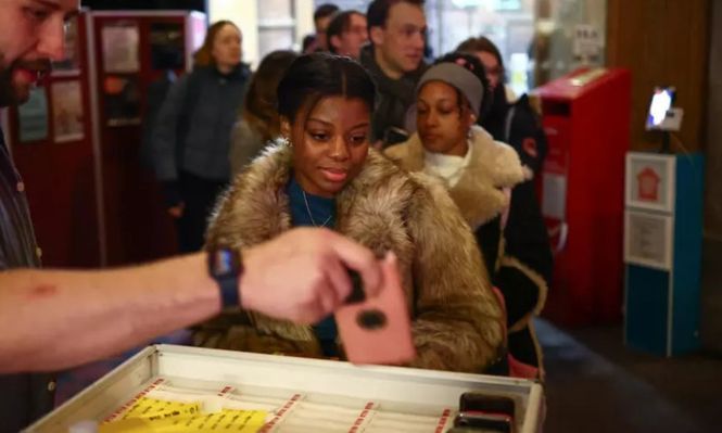 El auge de los clubes sin conexión: una generación harta de las redes sociales busca reconectar en la vida real