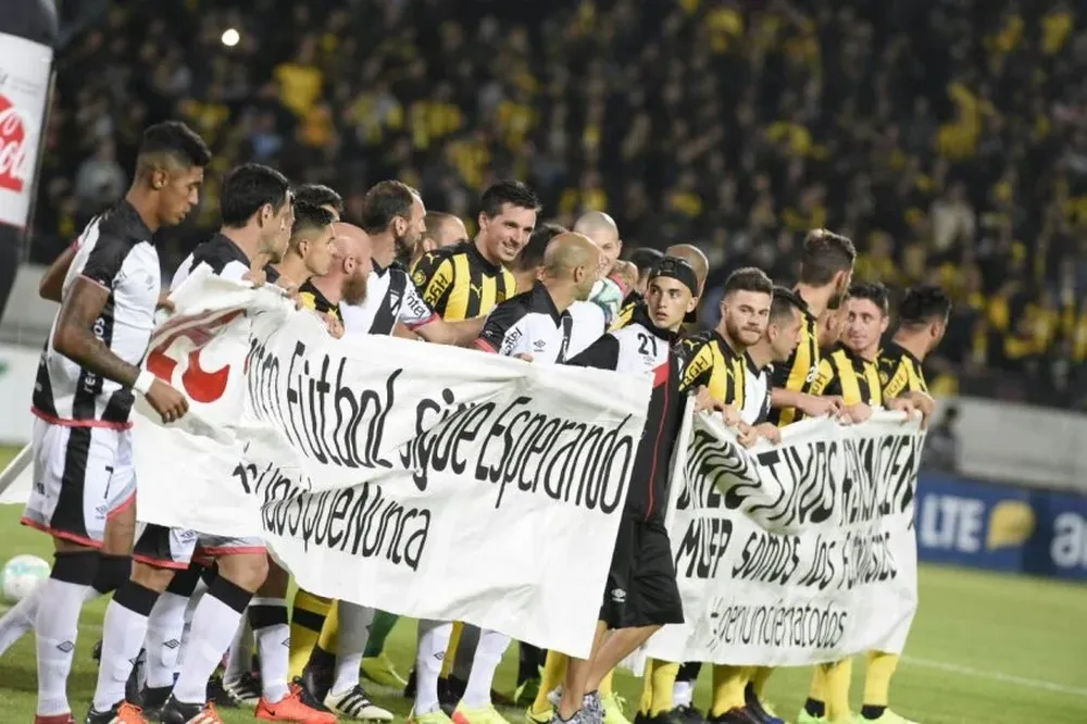 Los futbolistas continúan con sus reclamos contra la Mutual