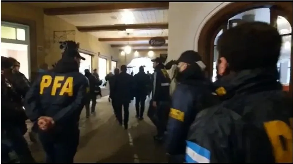 Oficiales de la Policía Federal argentina allanan el Hotel Plaza Central Canning