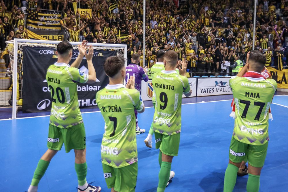 El aplauso de los jugadores de Palma Futsal hacia la parcialidad de Peñarol en la final de la Copa Intercontinental de fútbol sala