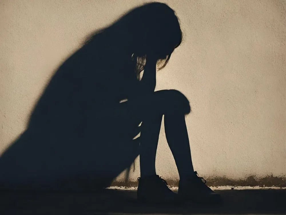 La mayor propensión de ellas a buscar ideas para suicidarse también pasa offline.