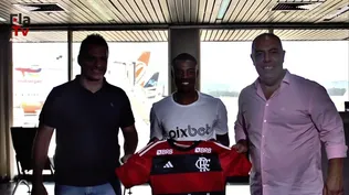 Nicolás De la Cruz junto a Marcos Braz, el presidente de Flamengo (a la derecha de la foto), en el aeropuerto de Rio de Janeiro