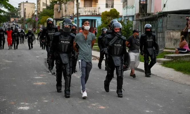 Miles de cubanos salieron a las calles a protestar contra el gobierno