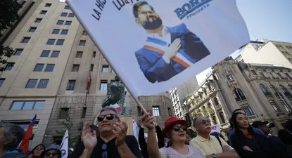 Boric, amigo, el pueblo está contigo, cantaron quienes están a favor del presidente.