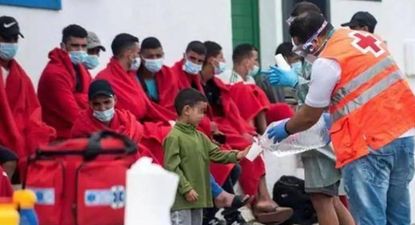 Un menor en un centro de acogida de migrantes en Canarias