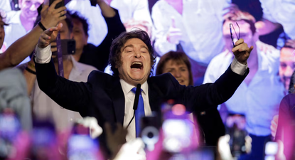 El presidente argentino, Javier Milei, celebra el triunfo electoral el 26 de octubre.