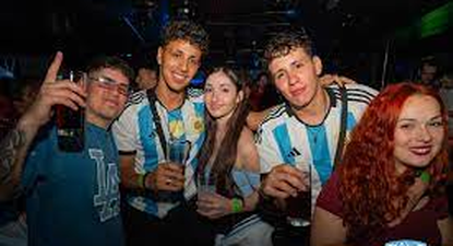 Oíd mortales, la primera disco 100% argentina llega a Madrid y hay fiesta celeste y blanca en Chamberí