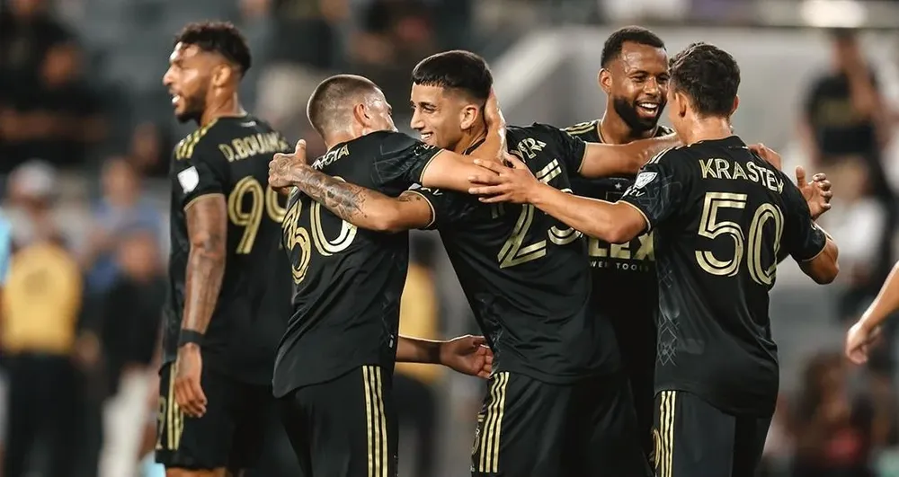 El festejo de Cristian Olivera con sus compañeros