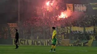 Bengalas en la tribuna de Peñarol en el estadio Norberto “Tito” Tomaghello