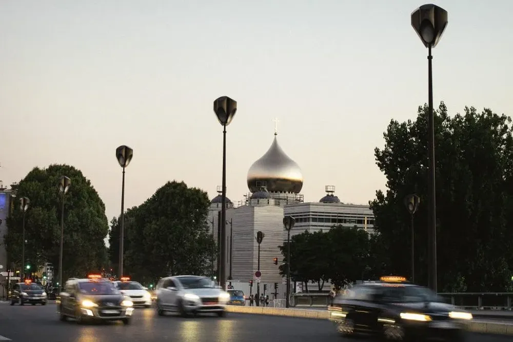 Una catedral rusa ortodoxa está en construcción en las márgenes del Sena, en París.