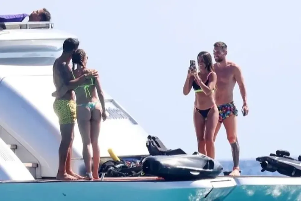 Antonella Rocuzzo le toma fotos a Luis Suárez y Sofía Balbi