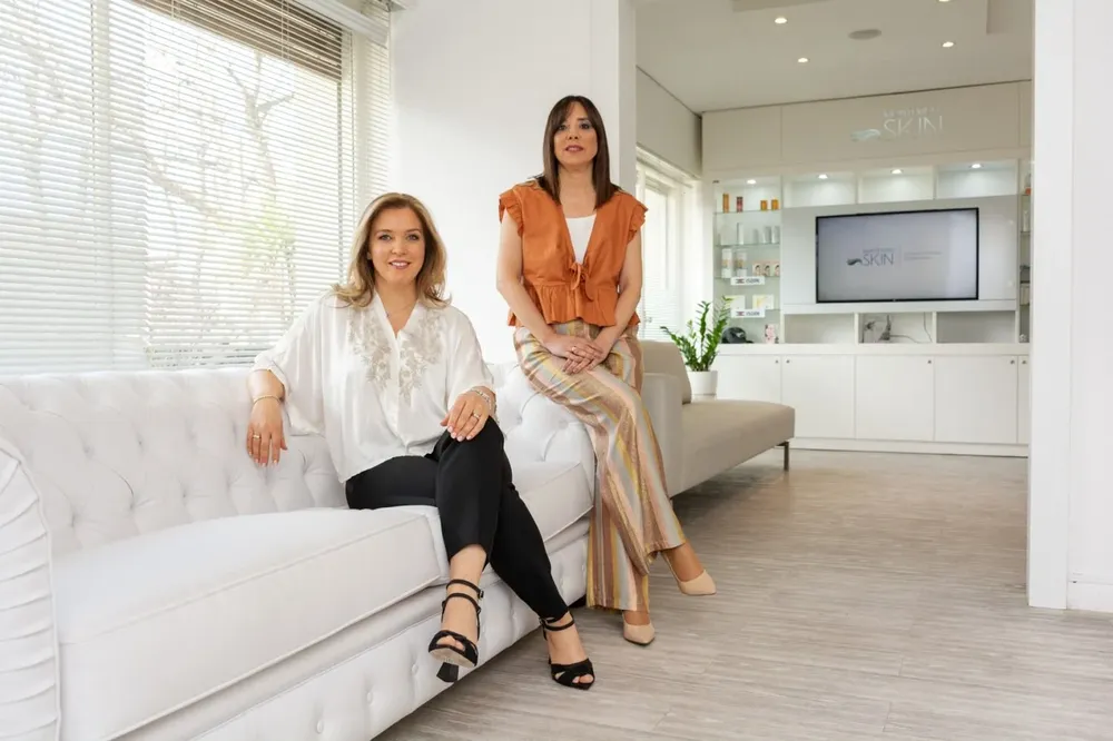 La médica dermatóloga Cyntia de los Santos y la doctora Mariela Álvarez Goya