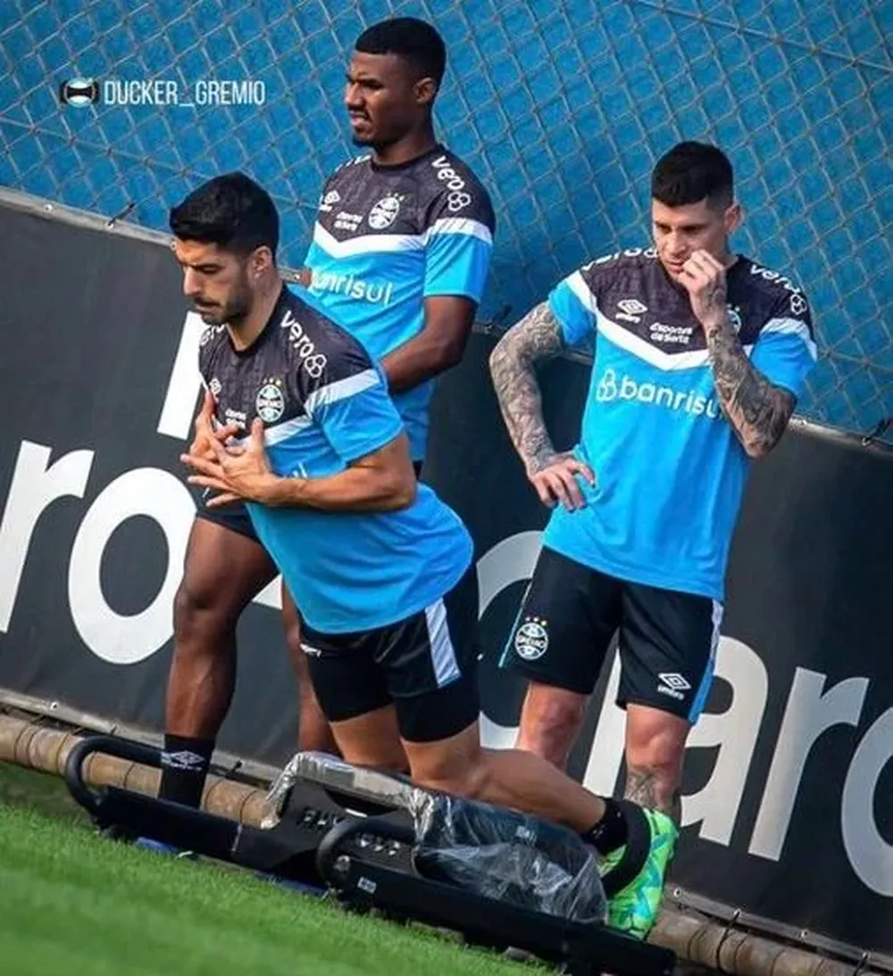 Luis Suárez con la mirada atenta de Juan Iturbe