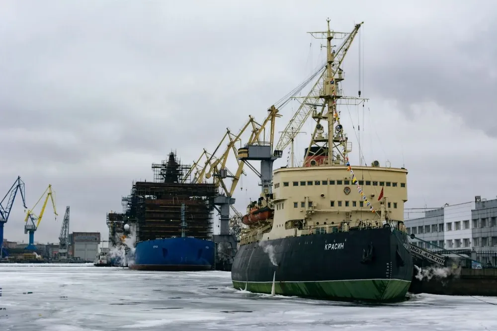 Barcos metaneros de transporte de GNL ruso a Europa por cuenta de Shell y TotalEnergies.