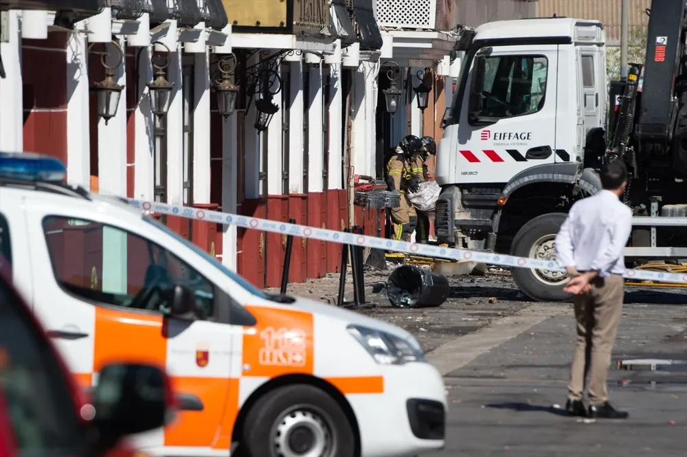 Agentes de bomberos trabajan de la sala Teatre donde ha habido un incendio, en la zona de ocio de Las Atalayas.