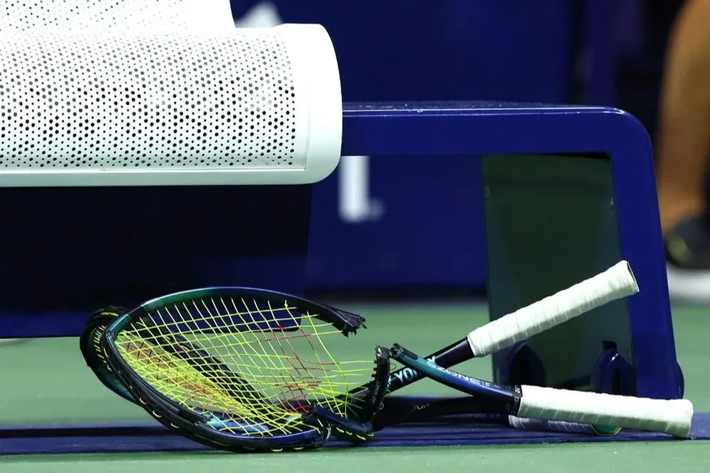 Así quedaron las raquetas de Kyrgios