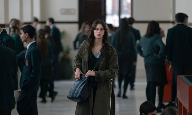 Milena Smit en la serie de Netflix La chica de nieve
