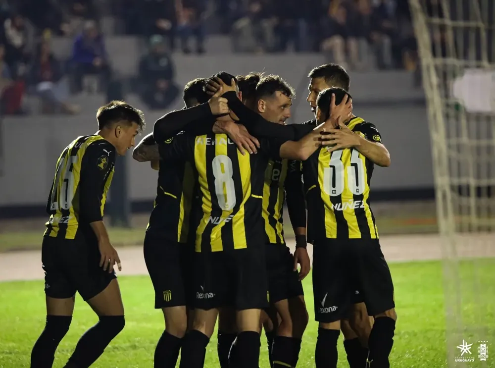 Peñarol se llevó una victoria trascendente, con muy poquito