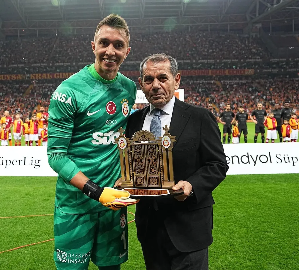 Fernando Muslera recibe un recuerdo especial de manos de Dursun Aydın Özbek, presidente de Galatasaray, por sus 500 partidos en el club
