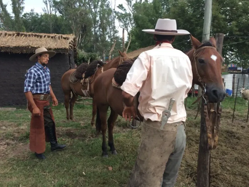 Ensillando para las pruebas del ruedo.