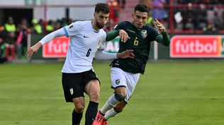 Rodrigo Bentancur de Uruguay ante Héctor Cuellar de Bolivia por Eliminatorias