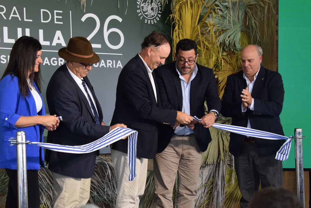 Fratti, representando el gobierno junto al secretario de Presidencia, Alejandro Sánchez, en el corte de cinta para inaugurar la Expo Rural de Melilla, acompañando a autoridades de la ARU y de la Intendencia de Montevideo.