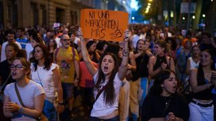 Miles de personas durante la manifestación tras el desahucio de Maricarmen.